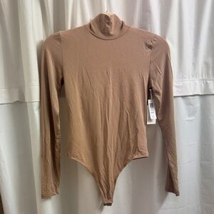 NWT Wilfred (Aritzia) Troyes Bodysuit in Gold Camel – Size M
